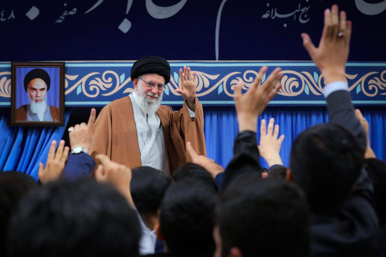 انقلاب اسلامی اساساً علیه &lrm;آمریکا بود؛ این را شما جوانهای عزیز ما بدانید! +تصویر
