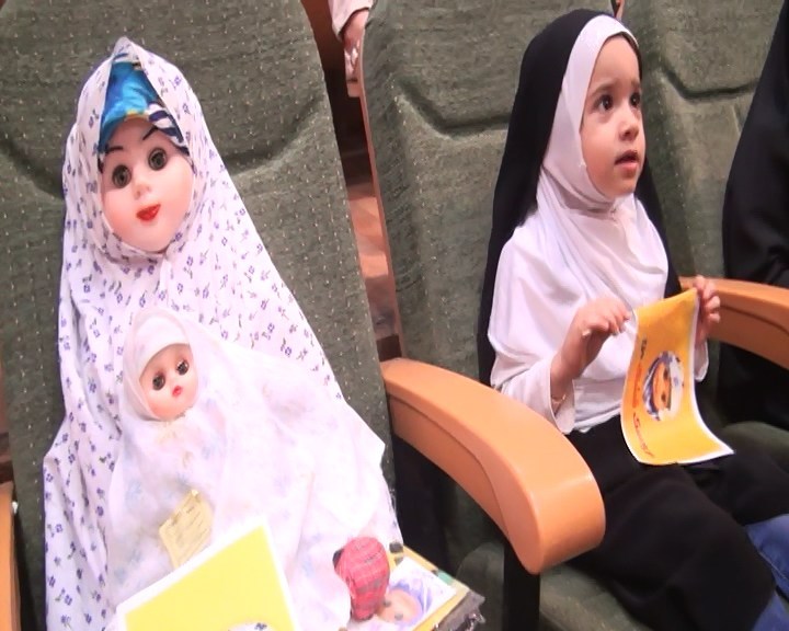 اهدای جوایز به دختران محجبه در جشنواره تئاتر کودک و نوجوان همدان