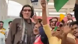 خوردن خرچنگ و بازی با مار در برنامه تلویزیونی! + فیلم