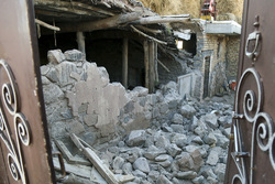 ساخت و ساز لاک پشتی در روستای زلزله زده ورنکش