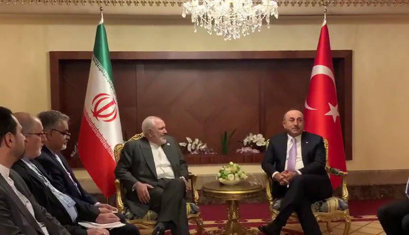 آغاز دیدار و گفت&zwnj;وگوی وزرای امور خارجه جمهوری اسلامی ایران و ترکیه در محل برگزاری اجلاس شورای وزیران امور خارجه &laquo;اکو&raquo;