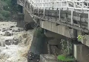 استاندار گیلان از نصب پل فلزی موقت در شهر اسالم خبر داد