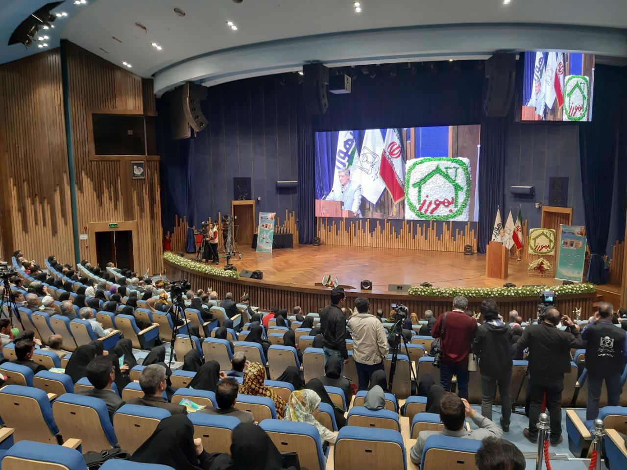 تجلیل از ۳۰۰ بهورز نمونه کشور با حضور وزیر بهداشت در مشهد تجلیل از ۳۰۰ بهورز نمونه کشور با حضور وزیر بهداشت در مشهد
