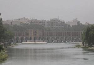 غبار صبحگاهی در مناطق مرکزی و صنعتی اصفهان