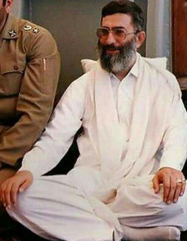 تصویری کم&zwnj;تر دیده شده از مقام معظم رهبری با لباس بلوچی