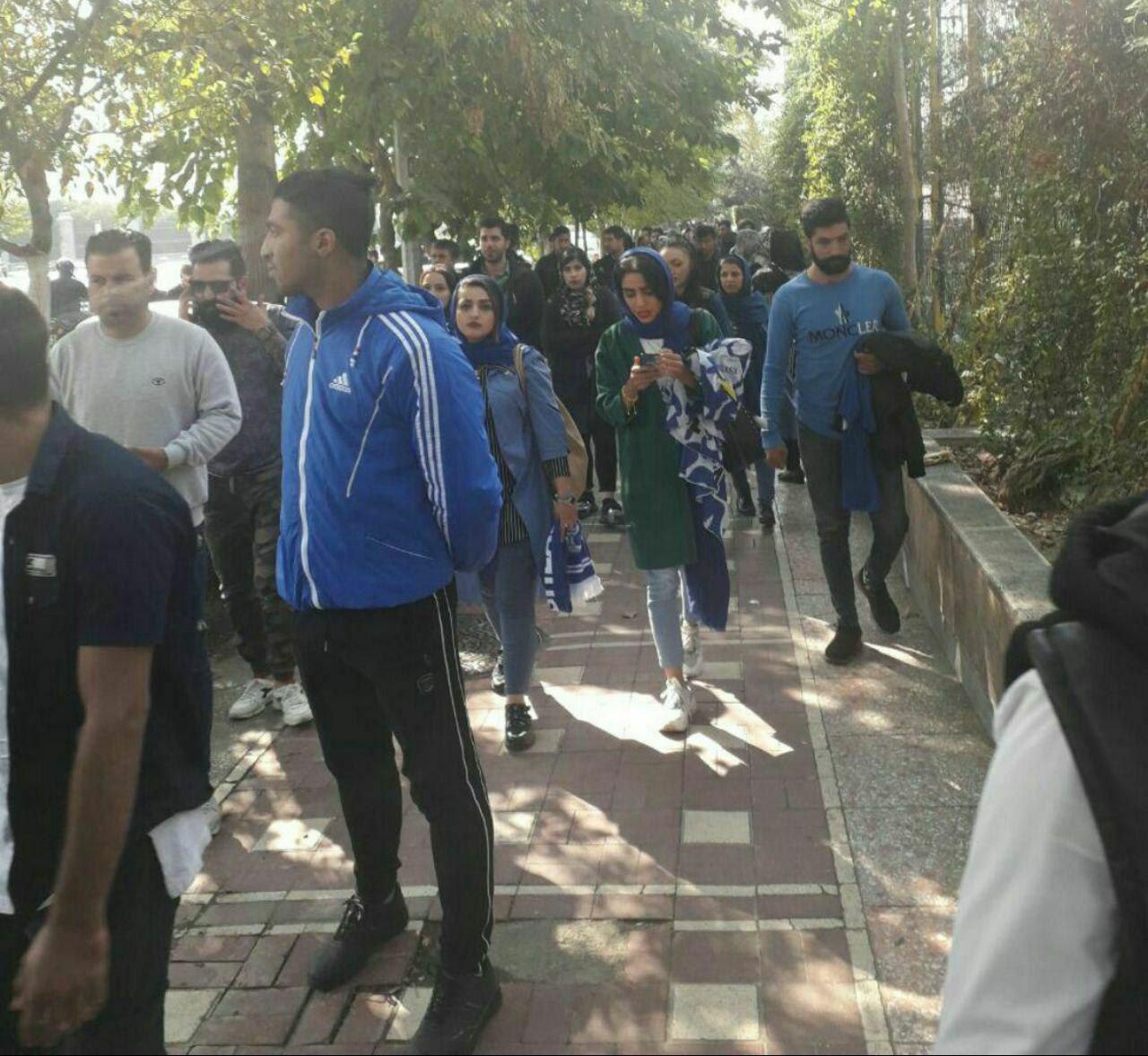هواداران استقلال روبروی ساختمان مجلس حضور یافتند