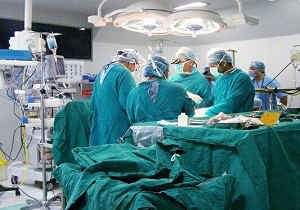 خارج کردن تومور هشت کیلویی از شکم بیمار