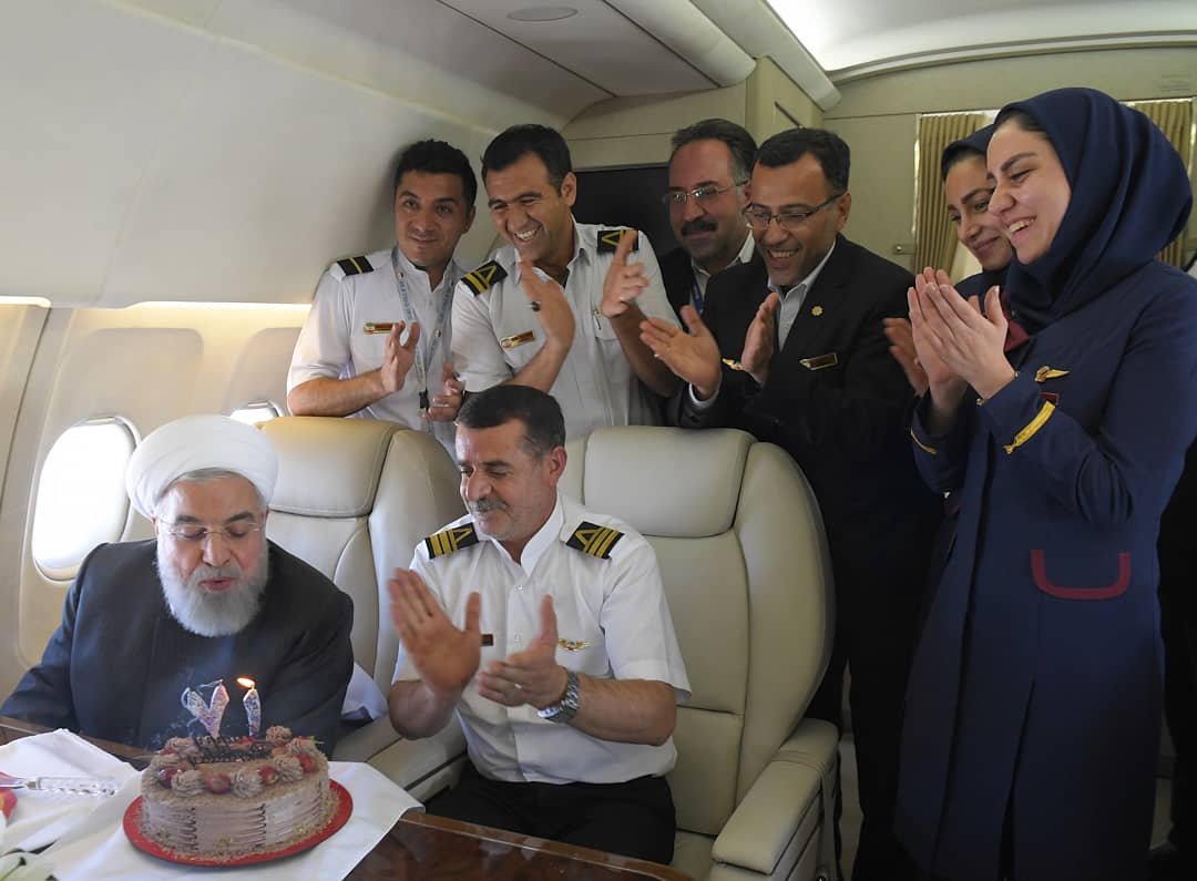 جشن تولد غافلگیرانه رئیس جمهور روحانی در آسمان +تصاویر