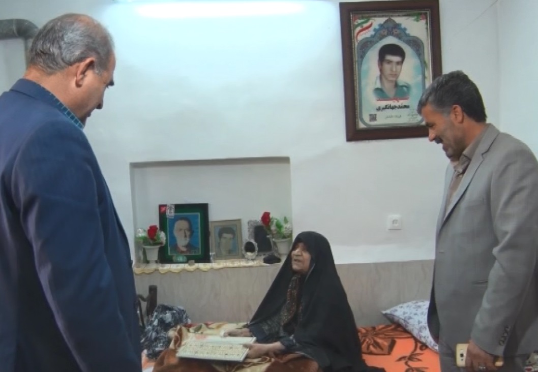 دیدار مسئولان با خانواده&zwnj;های ۴ شهید روستای صدر آباد زرندیه