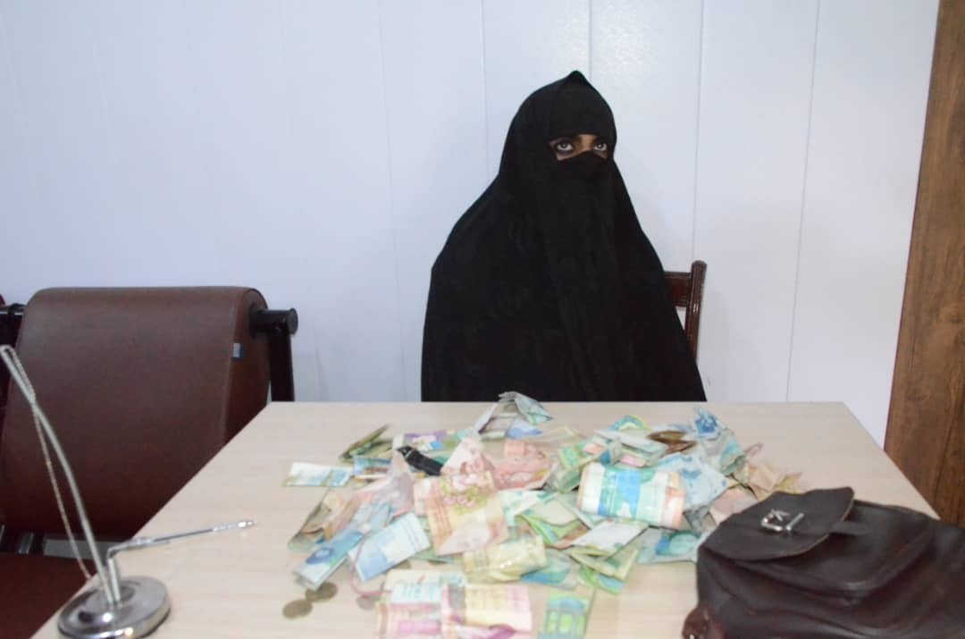 تکدیگری یک مرد با پوشش زنانه در سیرجان