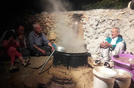 تهیه شیره انگور به روش سنتی در روستای ده چشمه تهیه شیره انگور به روش سنتی در روستای ده چشمه