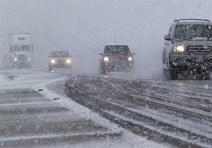 ترافیک عادی در سمنان؛ امداد رسانی به ۲۰ خودروی گرفتار در برف