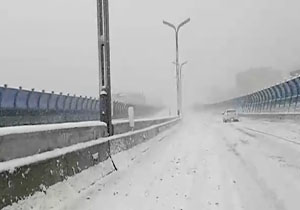 بارش برف و دشواری تردد از پل صدر + فیلم