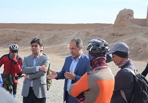 رکابزنی دوچرخه سواران یزدی در بافت تاریخی میبد