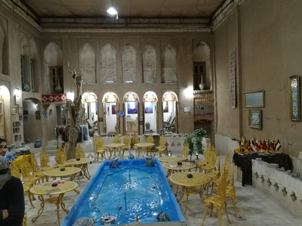 کتابخانه‌ای جذاب برای گردشگران/ خانه‌ای قدیمی که به هتل و رستوران تبدیل نشد!