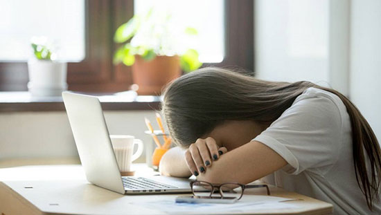 تاثیر بی&zwnj;خوابی مزمن بر بدن + علائم