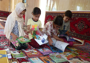 اهدای ۸۰۰ جلد کتاب به دانش آموزان مهابادی