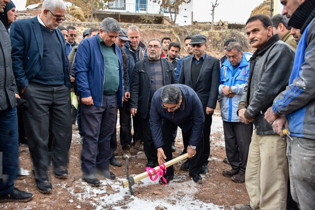 کلنگ احداث اولین واحد در مناطق زلزله زده آذربایجان شرقی بر زمین زده شد