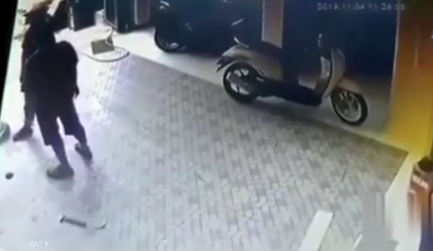 بازی خطرناک دو جوان خام کار دستشان داد+ فیلم//
