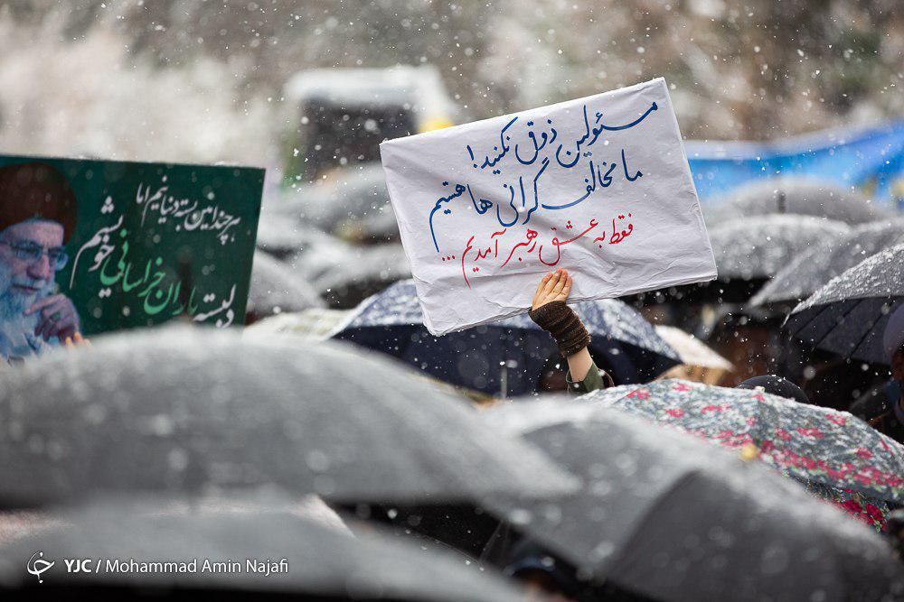 پلاکارد جالب همدان در راهپیمایی اعلام انزجار از آشوبگران