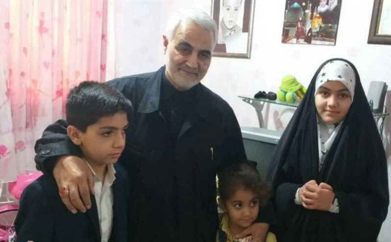 دیدار  صمیمی و دوستانه سرلشکر سلیمانی با خانواده شهید مدافع حرم + عکس