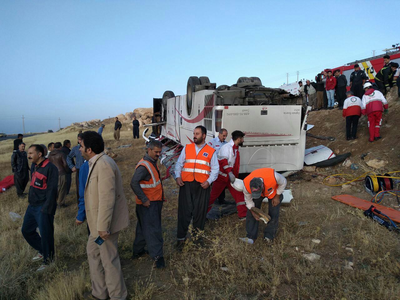 برداشت میوه به در روستای ورازانه / واژگونی اتوبوس در محور سقز- دیواندره + فیلم و تصاویر