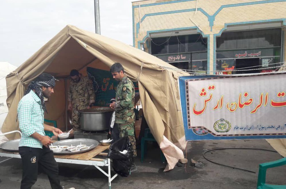 خدمت رسانی تیپ ۳۸ زرهی تربت جام به زائران امام رضا(ع)