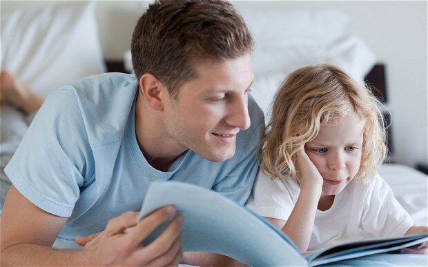 ۱۰ دلیل؛ چرا باید برای کودکان کتاب بخوانیم؟/گلی