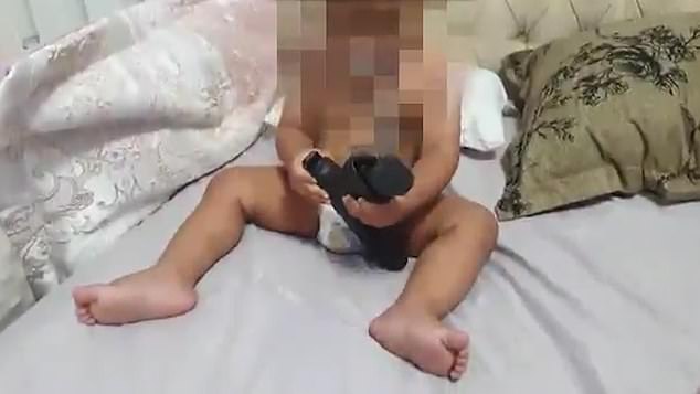 تفریح خطرناک پسر خردسال با اسلحه آماده شلیک! + فیلم///