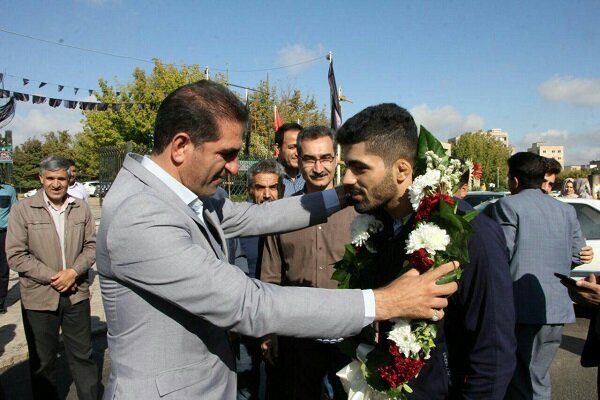 قهرمان مسابقات ووشوی جهان با استقبال مسئولان وارد همدان شد