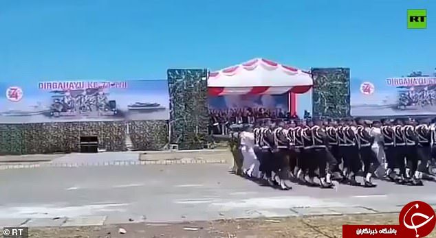 لحظه تخریب جایگاه VIP توسط هلی کوپتر در رژه نظامی! + تصاویر