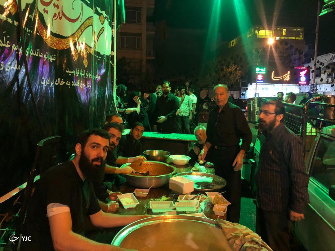 خیمه نوکری که هیچگاه پایین نمی آید / جوانانی که منتظر بهانه ای برای ابراز ارادت به اربابشان هستند + عکس خیمه نوکری که هیچگاه پایین نمی آید / جوانانی که منتظر بهانه ای برای ابراز ارادت به اربابشان هستند + عکس