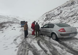 امدادرسانی به ۱۵ مسافر در گردنه بیژن سمیرم