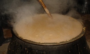 پخت ۱۰۰ دیگ حلیم نذری در شهر اهل سنت خور لارستان