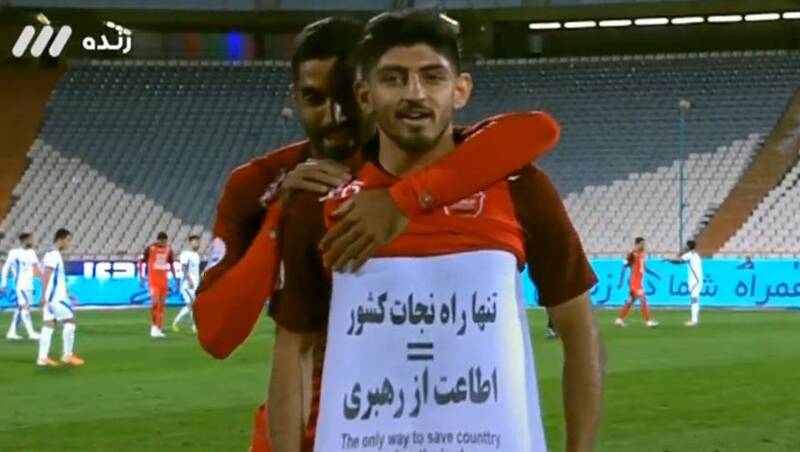 حضور مهدی ترابی در منزل شهید بوشهری + تصویر