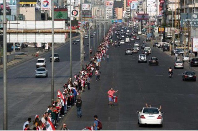 ادامه اعتراضات در لبنان/ معترضان از شمال تا جنوب زنجیره انسانی تشکیل دادند