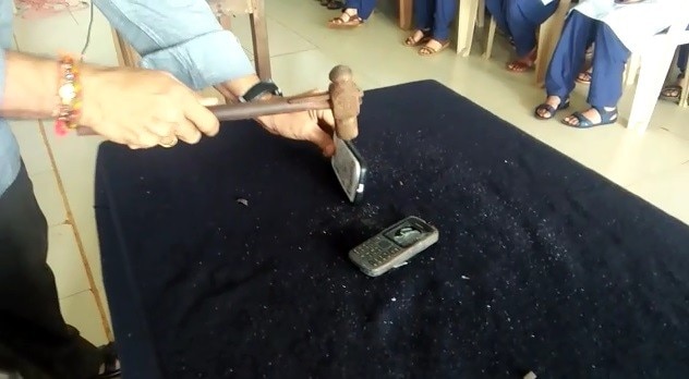 حمله مرگبار دانش آموز به معلمش با چکش! + فیلم///
