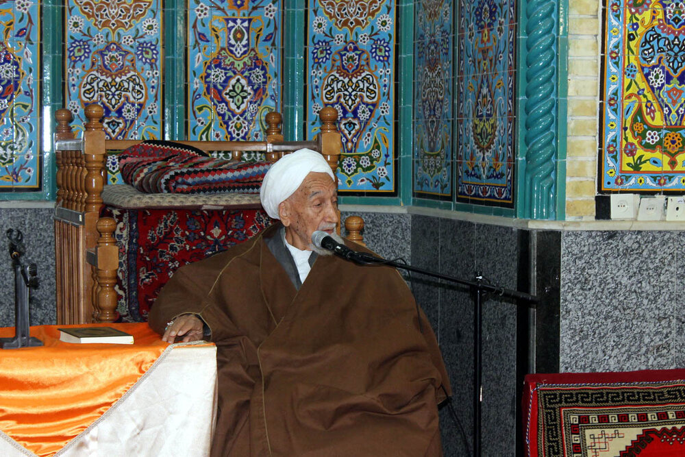 تشییع آیت&zwnj;الله جلال&zwnj;الدین لطیفی&zwnj;گنبدی (ره) بر دستان مردم در ملایر