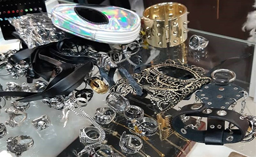 کشف ابزار آلات و پوشاک منقش به علائم شیطان پرستی در کرج + تصاویر