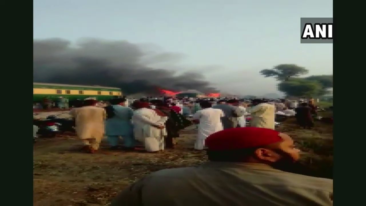 بیش از ۷۶ کشته و زخمی در آتش&zwnj;سوزی قطاری در پاکستان + تصاویر