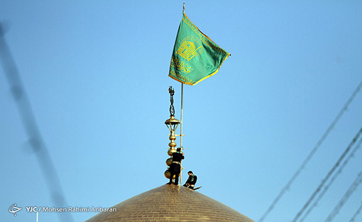 پرچم سبز رضوی بر فراز گنبد امام رضا (ع) برافراشته شد
