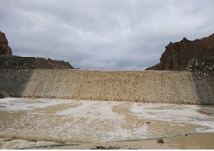 سرریز شدن دو سازه آبخیزداری در سیوجان خوسف