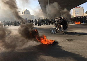 تازه‌ترین فیلم‌ها از خسارت‌های اغتشاشات اخیر/ ماجرای خالی کردن بار در اتوبان امام علی(ع) تهران به روایت راننده کامیون
