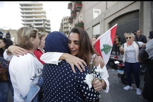 زنان لبنانی با گُل به میدان آمدند + تصاویر