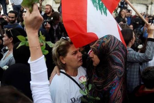 زنان لبنانی با گُل به میدان آمدند + تصاویر