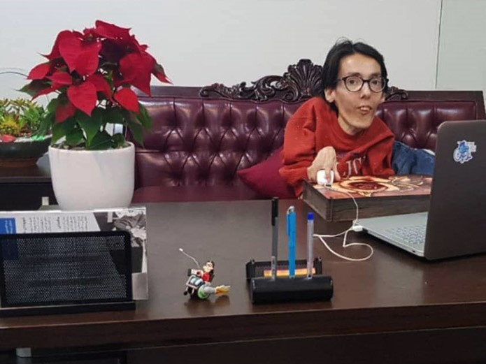 داستان زندگی نخبه‌ای که تنها با دو انگشت بیش از ۲۰۰ سایت طراحی کرد + فیلم