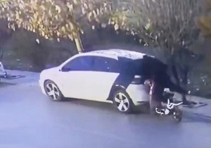 عاقبت دردناک استفاده از گوشی همراه پشت موتور