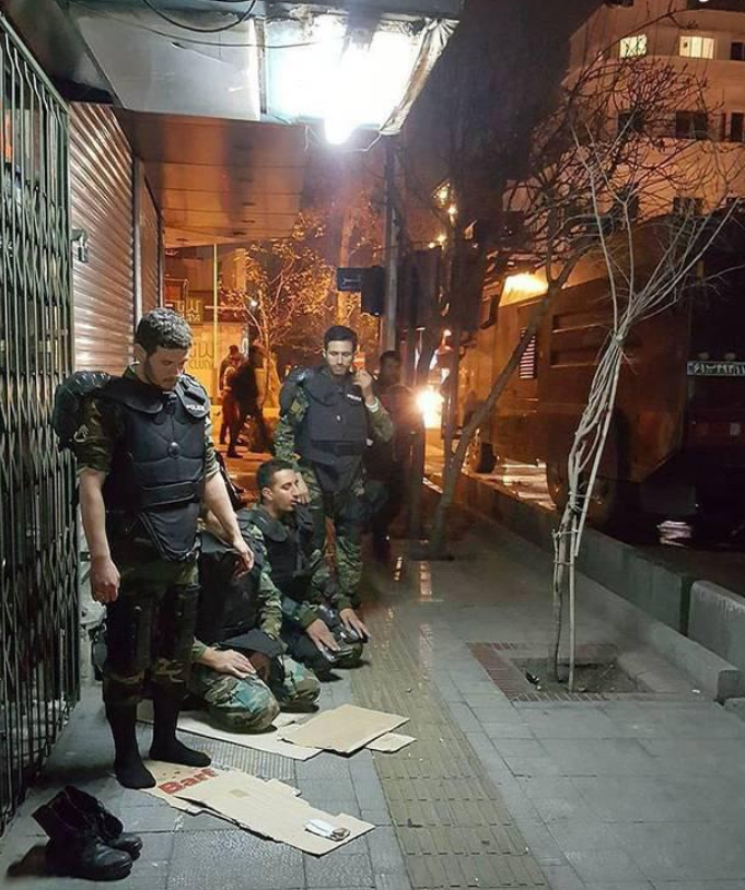 نماز اول وقت نیروهای یگان ویژه در خیابان + عکس