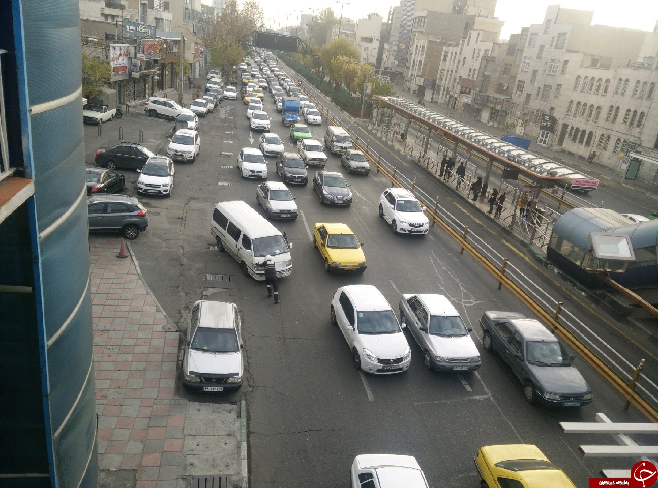 اقدام زیبای مأمور راهنمایی و رانندگی در بزرگراه رسالت + تصاویر