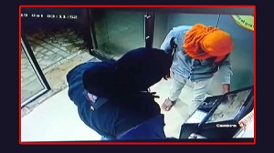 سرقت خودپرداز بانک با وانت!